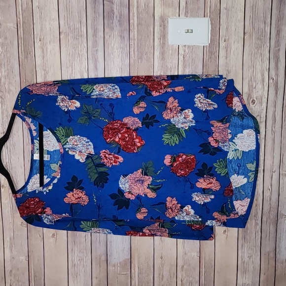 LuLaRoe Tops - Lularoe Lynnae